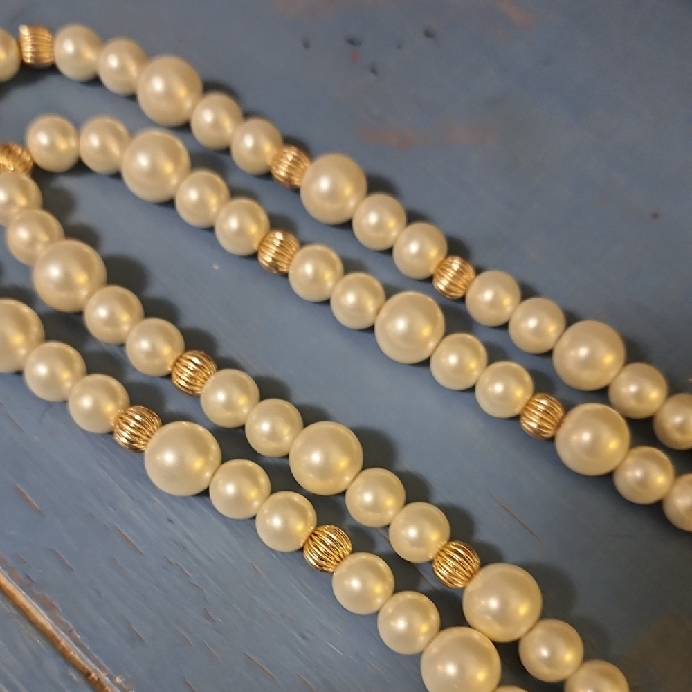 Vintage Classic Pearl and Gold Beaded Necklace - Picture 3 of 4